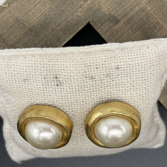 Dubin Vintage Cabochon Pearl Earrings Brushed Gold Heavy Round Chunky Signed - Picture 5 of 11
